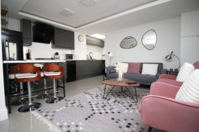 Mackintosh Flat 1 by Mia Living 2 bedroom apartment near the city centre